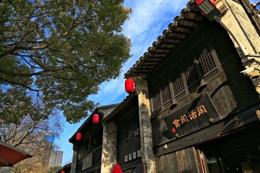 秦岚又带火了一种穿搭,叫“上面去上班,下面去约会”,时髦养眼